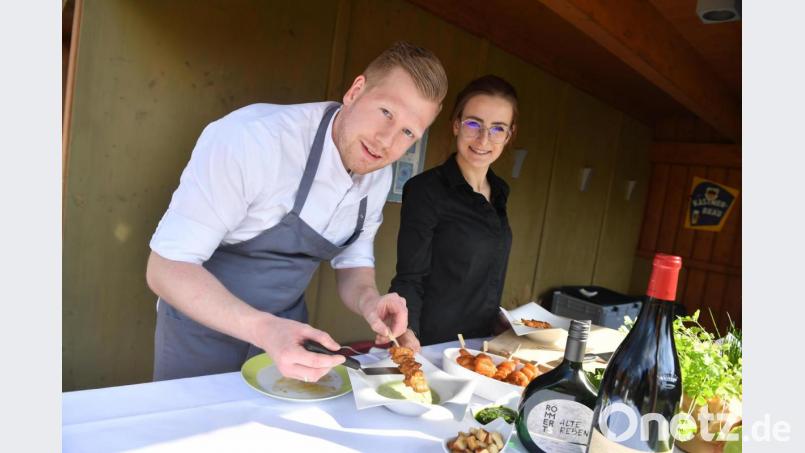 Die Alexander-Herrmann-Schüler Verena und Matthias Kastner bereiten ein Gourmet-Menü zu. Bild: Florian Miedl/fph