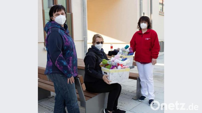 Anke Schmietendorf (links), Leiterin der Kindertagespflege Blümchen, und Monika Völkl (Mitte) fertigten an zwei Wochenenden und Privat daheim zusammen mit 25 Frauen 40 Stoffhasen für die Gäste und Mitarbeiter*innen der Seniorentagespflege St. Barbara. Pünktlich zum Osterfest überreichten sie die Häschen an die stellv. Leiterin Kati Köhler (rechts). Bild: u