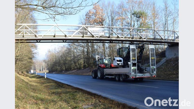Auf den ersten Blick nur leicht kennbar sind die Schäden an der Fußgänger- und Fahrradbrücke über die Bundesstraße 15 bei der Schmelitz. Nach einem Lastwagenunfall, der vierte insgesamt seit dem Bau des Überwegs 2007, ist die Brücke gesperrt. Erst muss die Statik geprüft werden. Bild: szl