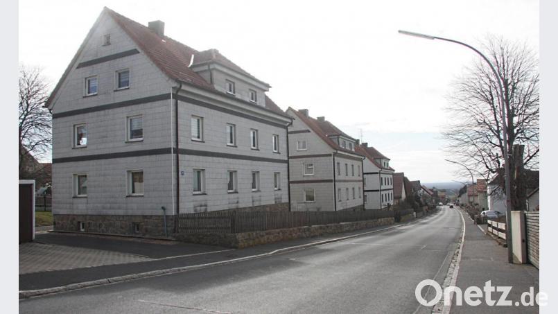Die Häuserzeile an der Marienstraße ist Eigentum der Marktgemeinde Fuchsmühl. Einstimmig befürwortete der Gemeinderat die sukzessive Sanierung der Häuser. Bild: wro