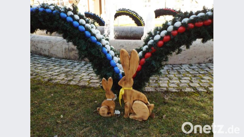 Holz-Osterhasen sind Bestandteil des Brunnenschmucks im Klosterhof vor der Michelfelder Pfarrkirche. Bild: ll
