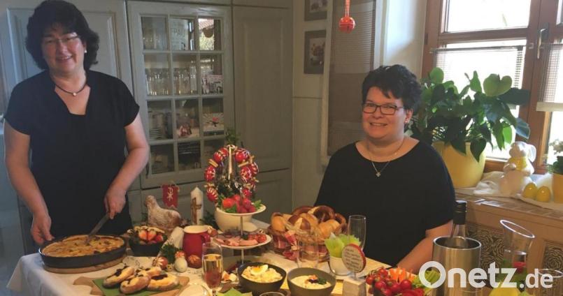 Annemarie Held (stehend) und Andrea Zimmermann vom Hauswirtschaftlichen Fachservice haben für Oberpfalz-Medien den Ostertisch gedeckt. Sowohl Quiche als auch Spinat-Lachsrolle und Dips lassen sich gut vorbereiten. Bild: ihl