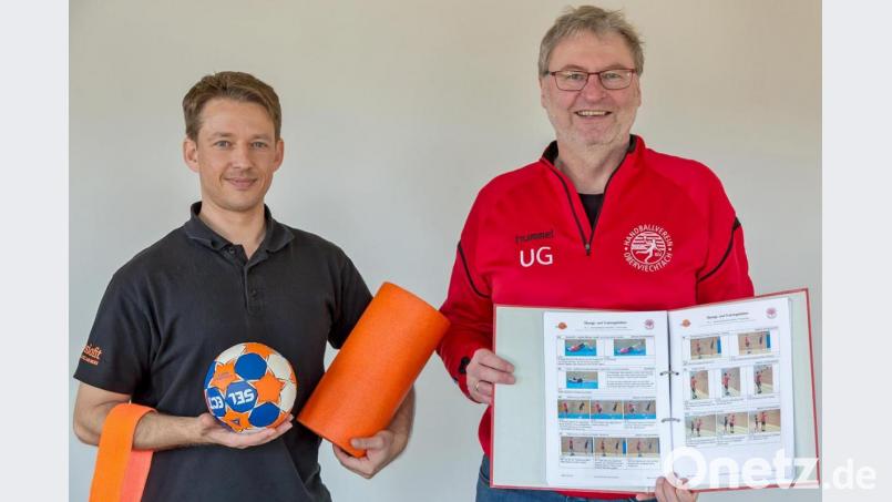 Physiotherapeut und Fitnesstrainer Henry Seifert (links) und Jugendleiter Sport Günter Uschold (rechts) hatten bereits im vergangenen Jahr ihr über 60-seitiges Konzept „Aufwärmen im Handball“ vorgestellt. Sie gestalten auch die Stationen. Archivbild: gud