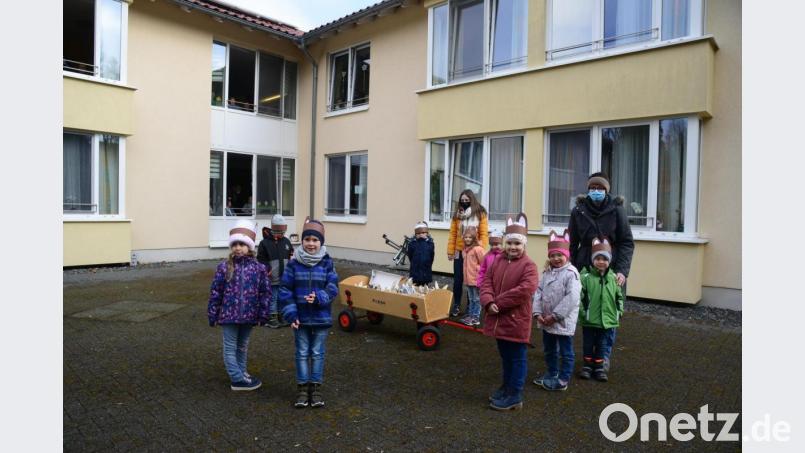 Mit dem Handwägelchen bringen Mädchen und Buben des Kindergartens St. Elisabeth ihre kleinen Ostergeschenke zu den Bewohnern des Pflegeheimes &quot;Wohnen am Kreuzberg&quot;. Die Übergabe an die Bewohner übernimmt eine Mitarbeiterin der Einrichtung. Bild: bey