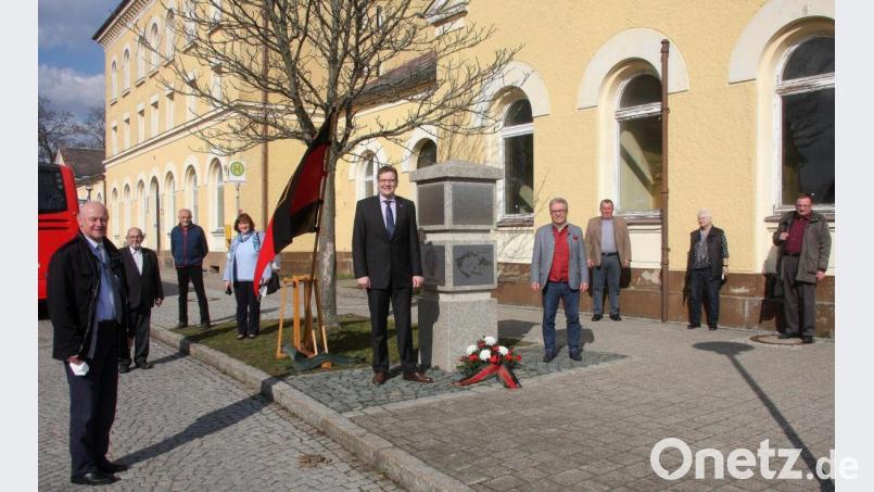 Höhepunkt der Gedenkveranstaltung war die Niederlegung eines Blumengesteckes vor dem Mahnmal am Bahnhofsvorplatz. Von links Horst Adler, Dieter Heller, Adalbert Busl, Hannelore Heller, Steffen Hörtler, Toni Dutz, Bernhard Moder, Margaretha Michel und Andreas Schmalcz. Bild: wro