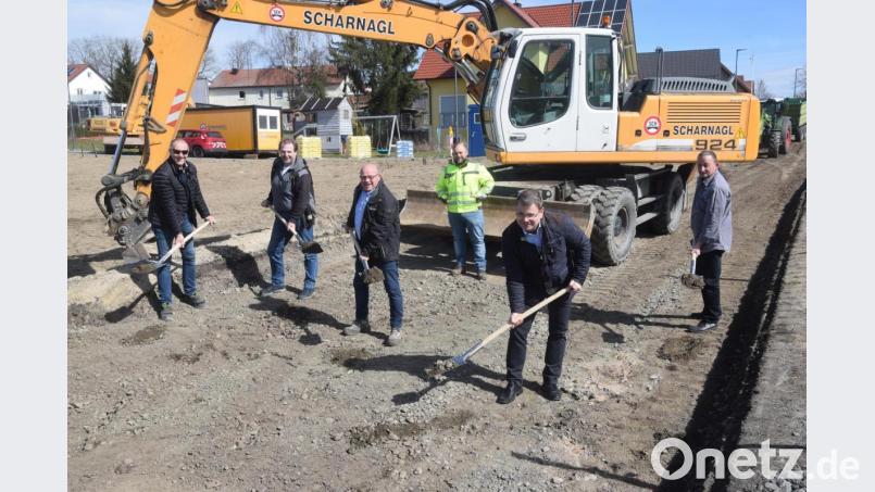 Erster Spatenstich für den Vollausbau der Gemeindeverbindungsstraße von Dietersdorf nach Neuhaus Bild: fz