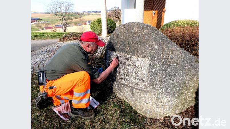 Sigi Schell erneuert derzeit die Inschriften auf den Granitfindlingen, die den Markt Floß zieren. Bild: le
