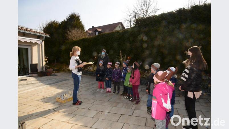 Mädchen und Buben aus dem Kindergarten St. Elisabeth Pleystein überbringen den Gästen der Tagespflege &quot;Herbstsonne&quot; Ostergrüße und kleine Geschenke. Dafür gibt&#039;s vom Personal ein sußes Dankeschön. Bild: bey
