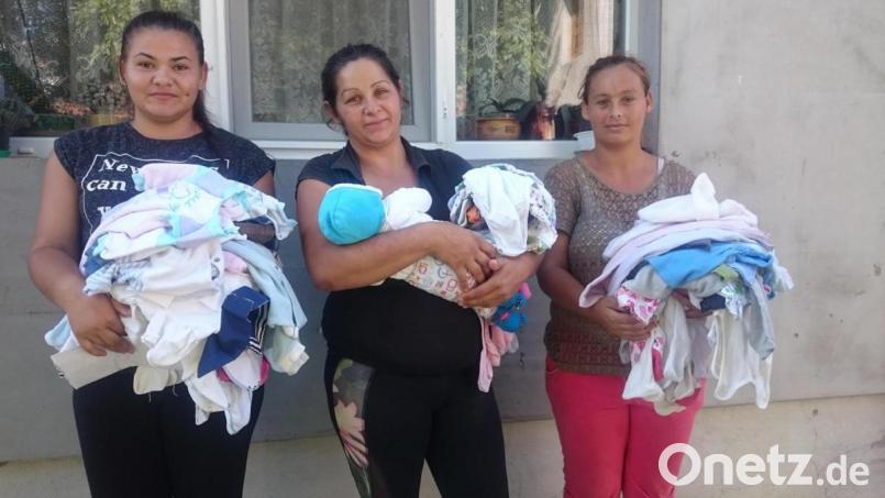 Diese drei jungen Mamas in Rumänien freuen sich über Kinderkleidung, die sie von der Rumänienhilfe gespendet bekamen. Bild: prh