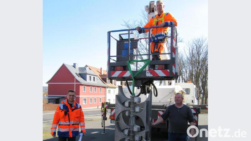 Vorm Probealarm an der Lämmerstraße mit dem am Steiger befestigten Lautsprecher-Element, von links Tobias Tippmann von der Stadtverwaltung zusammen mit Michael Lochner und Rudolf Meindl von der Lieferfirma Hörmann-Warnsysteme Kirchseeon. Bild: kgg