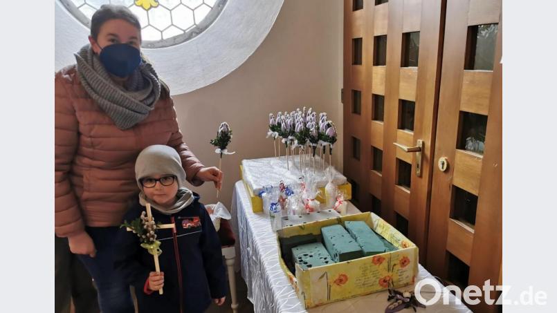 Der vierjährige Max und Markträtin Laura Roth freuen sich, gerade noch ein verziertes Holzkreuz bekommen zu haben. Bild: gz