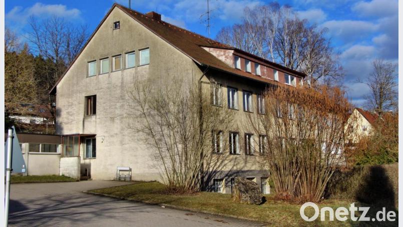 Die Tage des früheren Schulhauses in Etzelwang scheinen gezählt zu sein. Nach einem wahrscheinlichen Abriss könnte auf diesem Gelände nach Ansicht der Grünen ein Mehrgenerationenprojekt errichtet werden. Bild: ds