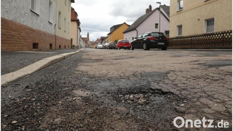 Der Eisbergweg im Eisberg-Viertel ist keine Ausnahme. Mehrere Straßen sind in Amberg in einem ähnlich schlechten Zustand. Bild: Wolfgang Steinbacher