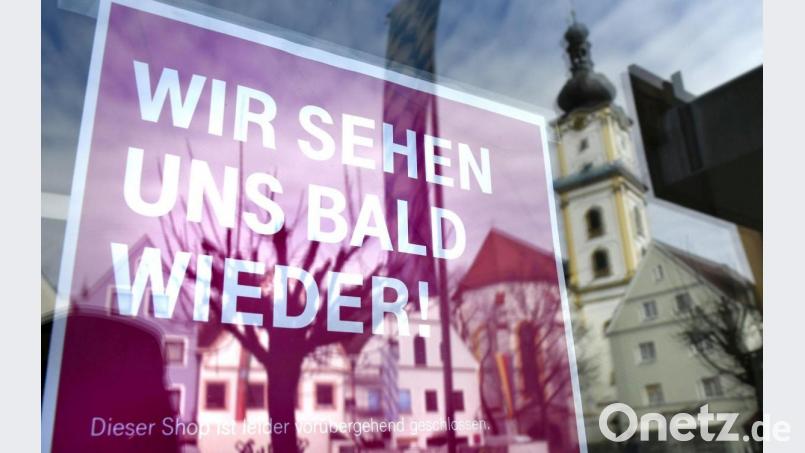 Die Sehnsucht der Weidener Einzelhändler passt zurzeit auf ein Plakat im Schaufenster. Mit etwas Glück und Hilfe aus München geht ihr Wunsch nach Kundenkontakt im Geschäft erstmals am 12. April in Erfüllung. Bild: Petra Hartl