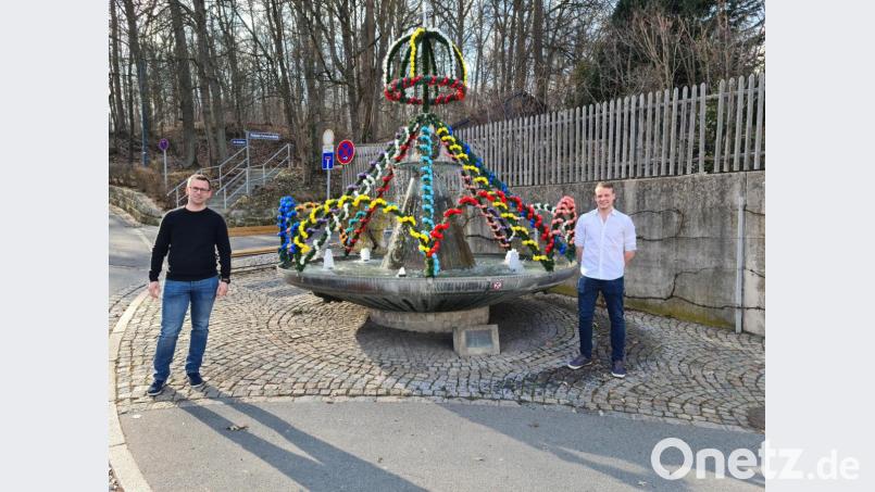 Die Junge Union um Vorsitzenden Stefan Pappenberger (links) und Stellvertreter Lukas Braun hat sich zum Osterfest und Frühlingserwachen eine Schnitzeljagd ausgedacht. Startpunkt ist der Osterbrunnen am Annaberg. Bild: sne