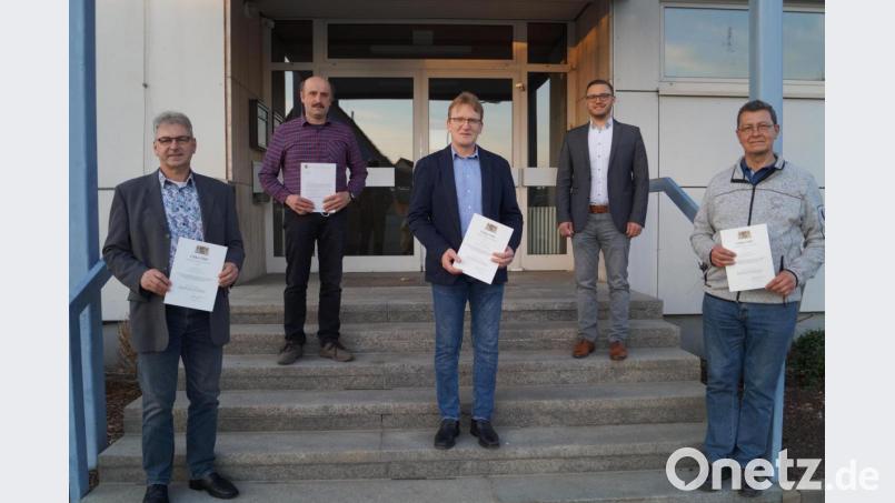 Bürgermeister Ernst Lenk (oben, rechts) würdigte in der jüngsten Gemeinderatssitzung die Verdienste der vier mit der Kommunalen Dankurkunde des Freistaats Bayern ausgezeichneten Gemeinderatsmitglieder Thomas Sommer, Gerhard Adam, Stefan Koller und Karl Bodenteiner (von links) nach 18-jähriger Zugehörigkeit zum Gemeindegremium. Bild: du