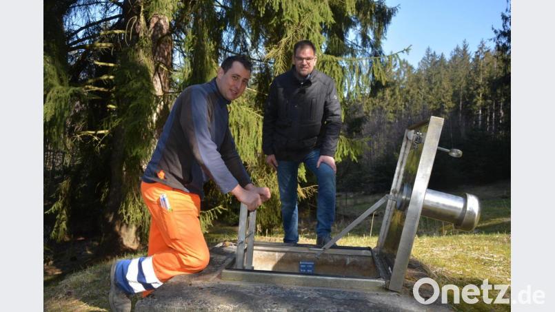 Stellvertretender Wasserwart Michael Jaworeck (links) und Geschäftsleiter Stefan Döllinger haben den Sammelschacht am Tillenberg im Visier. Schon seit 1928 werden die Bad Neualbenreuther mit exklusiven Wasser vom Tillenberg versorgt, das wird auch künftig zu bleiben. Bild: jr