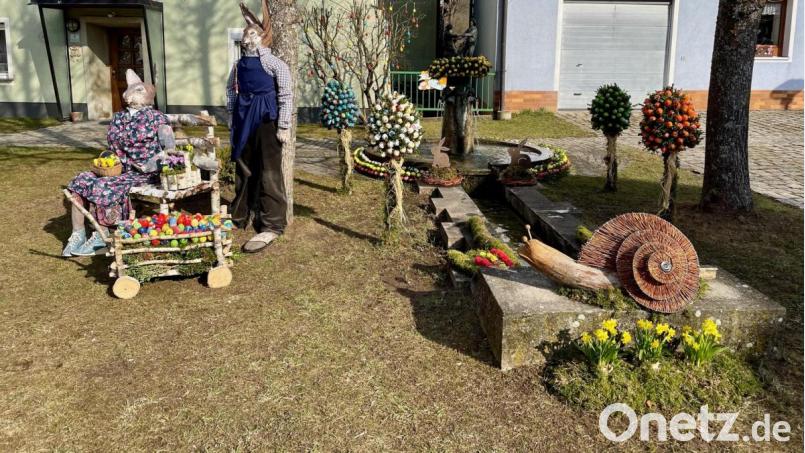 Ostern kann kommen: Das Hasenpärchen in Eschenfelden wartet schon am Dorfbrunnen. Bild: lei