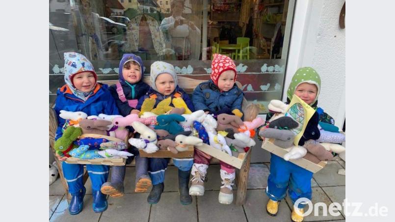 Die Kleinen der Kindertagespflege Blümchen haben ihre helle Freude an den Osterhasen, die ihre Leiterin Anke Schmietendorf zusammen mit 25 anderen Frauen für die Gäste und die Mitarbeiter der Hirschauer Seniorentagespflege St. Barbara gefertigt haben. Bild: u