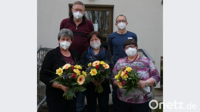 Barbara Meißner, Aniela Augustyniak und Ingrid Riebl (vorne, von links) freuten sich über die Präsente und Wertschätzung durch Diakon Wolfgang Reuther und Pflegedienstleiter Konrad Nickl (hinten, von links). Bild: Selma Ülküseven/exb