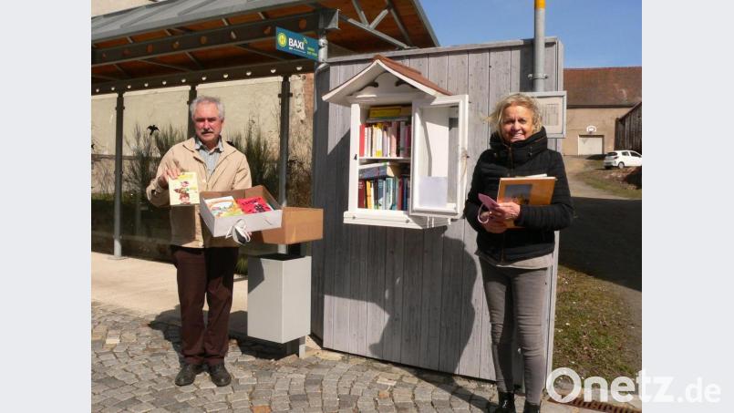 In den bislang fünf Bücherhäusern in der Gemeinde Luhe-Wildenau gibt es neuen Lesestoff für Kinder. Dr. Albert Gewargis und seine Frau Isolde haben für den Kauf Geld gespendet. Bild: mh