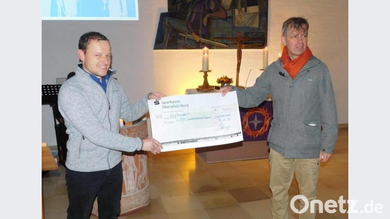 Für die Jugendarbeit übergab der Speichersdorfer CVJM-Vorsitzende Stefan Steininger (links) einen 500-Euro-Scheck an CVJM-Generalsekretär Michael Götz. Bild: hai