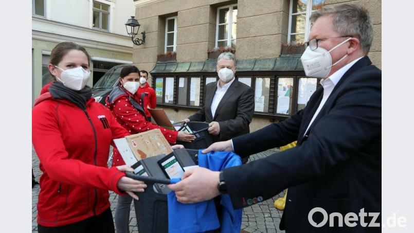 Amelie Paßler (links) und Melanie Lichtenauer vom Fitness-Studio Clever fit übergeben die insgesamt 1251 Unterschriften nach Stadt und Land getrennt an Landrat Richard Reisinger und Oberbürgermeister Michael Cerny (rechts). Bild: Wolfgang Steinbacher