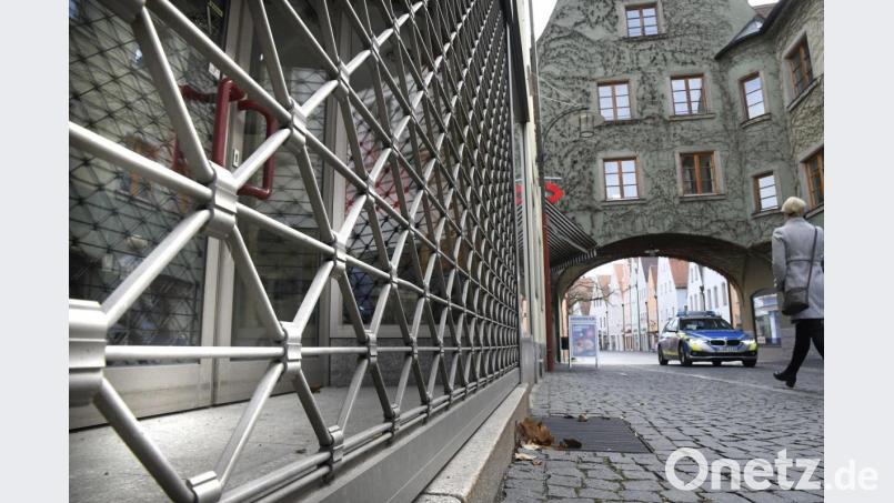 Das Gros der Geschäfte ist und bleibt wie hier am Montag in Weiden definitiv vorerst geschlossen. Aber ist der Verwandtenbesuch an den Osterfeiertagen in Weiden und im Landkreis Neustadt doch noch drin? Die 7-Tage-Inzidenz ab diesem Donnerstag ist entscheidend. Bild: Petra Hartl