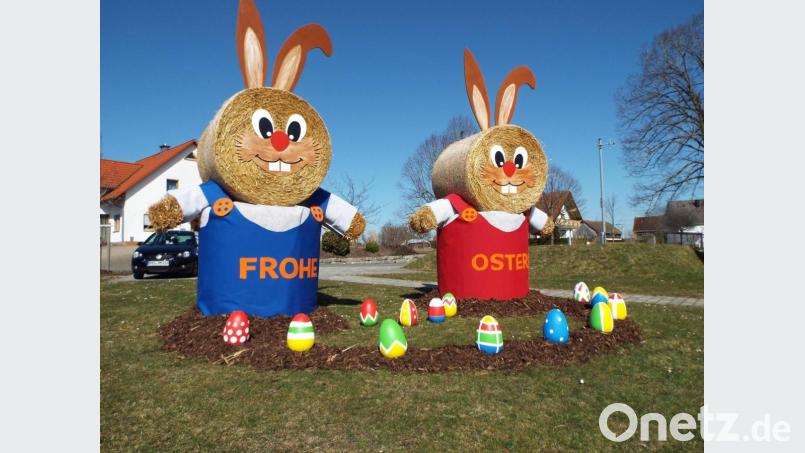 Diese beiden Hasenhünen stehen seit einigen Tagen wieder vor dem Gerätehaus der Nasnitzer Feuerwehr. Bild: ll