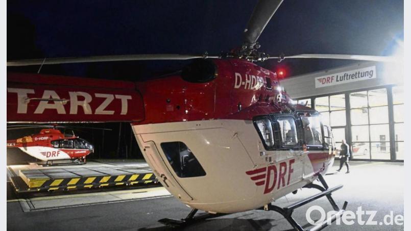 Es war schon dunkel, als der neue Christoph 80 in Latsch zur Landung ansetzte. Im Hintergrund ist sein Vorgänger zu sehen, der ab 1. April abgelöst wird. Bild: Gabi Schönberger