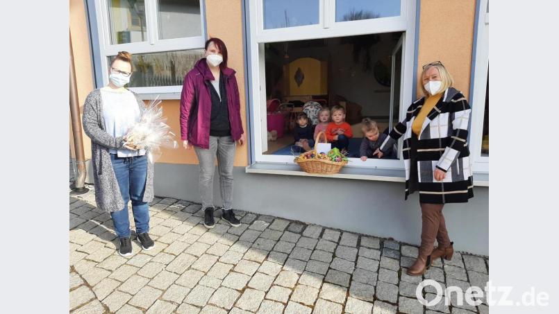 Rita Rosner und Gabi Frank (von rechts) überreichen die Ostergeschenke der Frauen-Union mit Sicherheitsabstand Bild: sl
