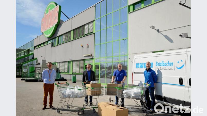 Globus-Geschäftsleiter Stefan Schmid, Andreas Wopperer sowie Christian und Andreas Betzlbacher (von links) überbrachten eine Dankeschön-Brotzeit an die Mitarbeiter des Krankenhauses St. Barbara. Bild: Claudia Seitz/exb