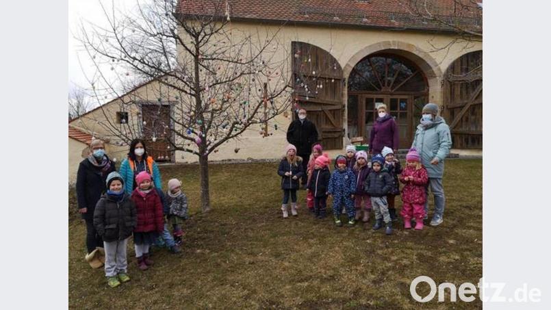 Mit ihrer Osterbaum-Aktion machten die Mädchen und Buben des Kinderhauses Mobile auch Pfarrer Markus Bruckner (hinten) eine Freude. Bild: Gemeinde Kulmain/exb