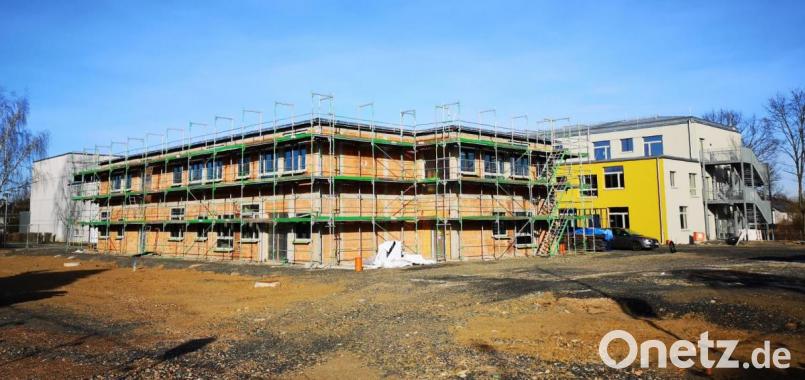 Für das Projekt Grundschule ist heuer eine Summe von 3 Millionen Euro im Haushalt der Stadt Mitterteich eingeplant – konkret für den laufenden Bau des neuen Kinderhorts mit Räumen für die Ganztagsbetreuung (im Bild vorne). Bild: lnz