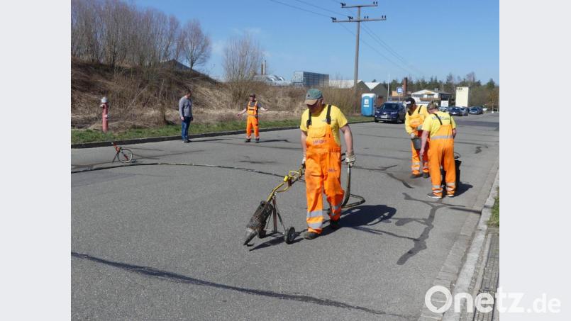 Bürgermeister Marcus Gradl und Bauhofvorarbeiter Helmut Schuster (von links) überzeugen sich von der Qualitätsarbeit der Firma Luley. Bild: rn