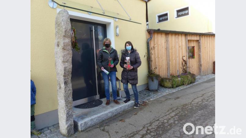 Die Kindergärtnerinnen Christina Söllner und Monika Meißner (von rechts) waren in Döllnitz „Helferinnen des Osterhasen“. Bild: sl