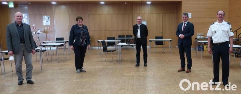 Erster Polizeihauptkommissar Markus Schmitt (rechts) stellte den Bürgermeistern Walter Schauer, Anita Forster, Albert Krieger und Martin Birner (von links) den Sicherheitsbericht 2020 vor. Bild: Hirsch
