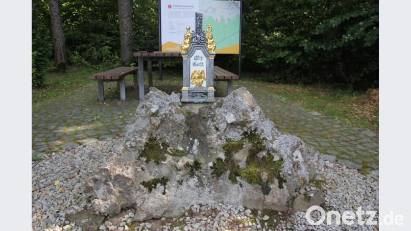 Ein Anblick der Schande ist das abgebrochene &quot;Kimmerles-Kreuz&quot; bei Thanhausen. Bild: kro