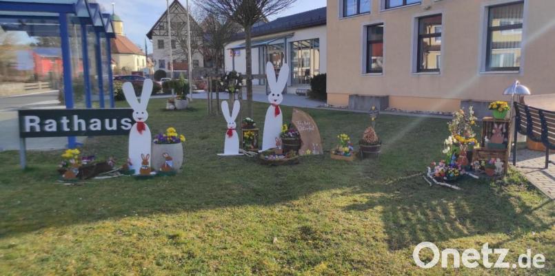 Österlich gestaltet haben einige Damen des Gartenbauvereins den Rathausvorplatz in Neukirchen. Bild: Lara Söhnlein/exb