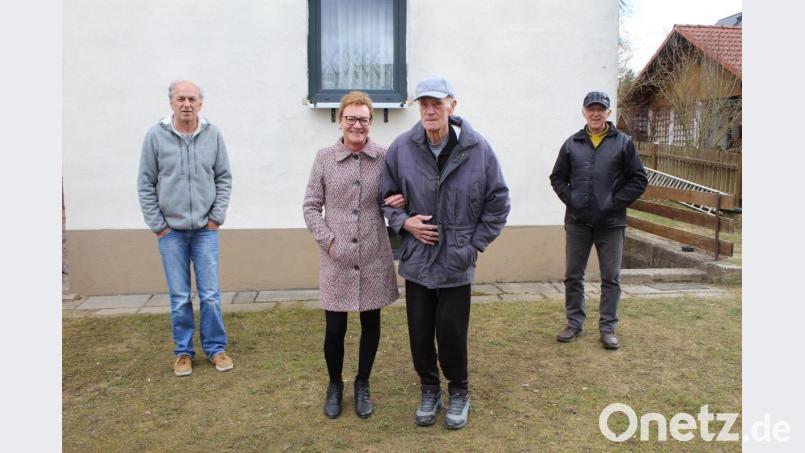 DJK-Vorsitzenden Robert Söllner junior, Tochter Maria, Jubilar und Ehrenvorsitzender der DJK Robert Söllner senior, Alfred Würstl (v.li) Bild: soj