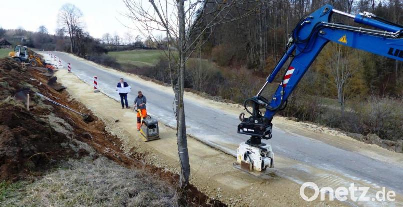 Mit dem Bagger werden die Böschungen abgegraben und die Gemeindeverbindungsstraße Kastl -Utzenhofen verbreitert. Bild: jp