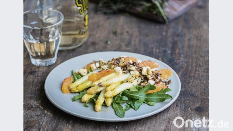 Ein ungewöhnliches Geschmackserlebnis verspricht der Spargelsalat mit Blutorange. Brösel aus Weißbrot, Oliven, Thymian und Zitronenabrieb sorgen für eine fruchtig-würzige Variante. Bild: Claudia Zaltenbach/dinnerum8.de/dpa
