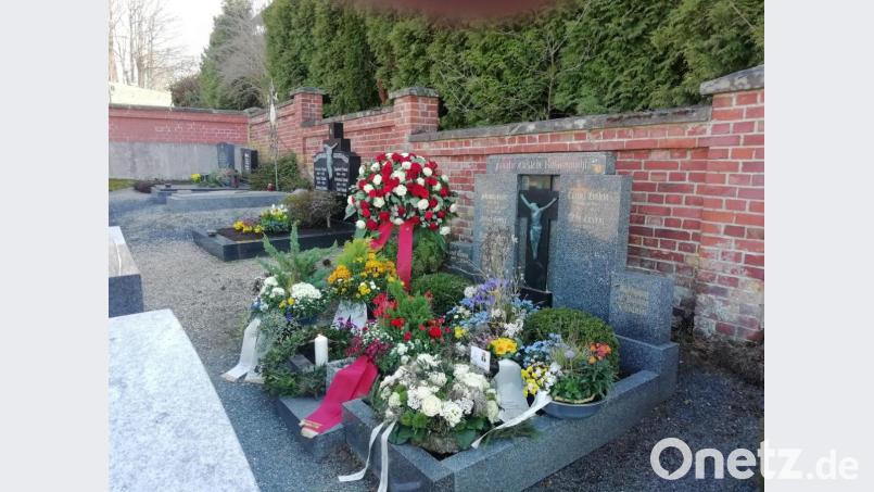 Kränze und Blumengebinde über das ganze Grab verteilt: Der Blumenfreund Lorenz Enslein hätte seine Freude daran gehabt. Bild: Gemeinde Püchersreuth/exb