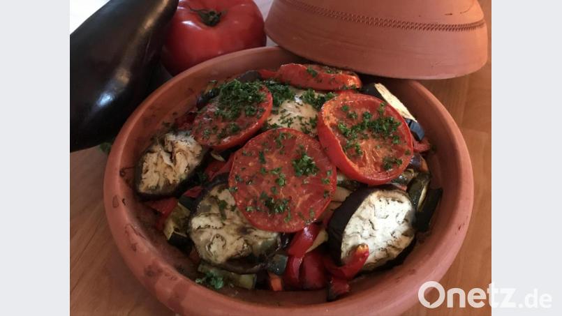 Das Wort „Tajine“ bezeichnet gleichzeitig das Gericht und den Tontopf mit Deckel. Wer keine Tajine im Schrank hat, kann den Fleisch-Gemüse-Eintopf auch in einer schweren Kasserolle zubereiten. Bild: Michael Schiffer