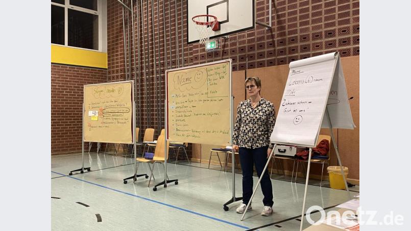 Bürgermeisterin Marion Höcht moderierte den Workshop zur Ideenfindung rund um die geplante Tagespflegeeinrichtung in Krummennaab. Bild: vsr