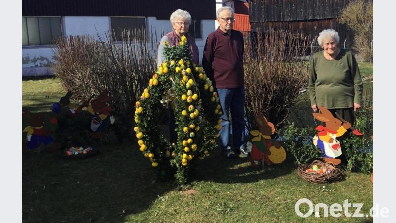 Um die Kapelle in Welluck kümmern sich unter anderem (von links) Vroni und Karl Heberl sowie Marianne Albersdörfer. Bild: Kerstin Grüner/exb