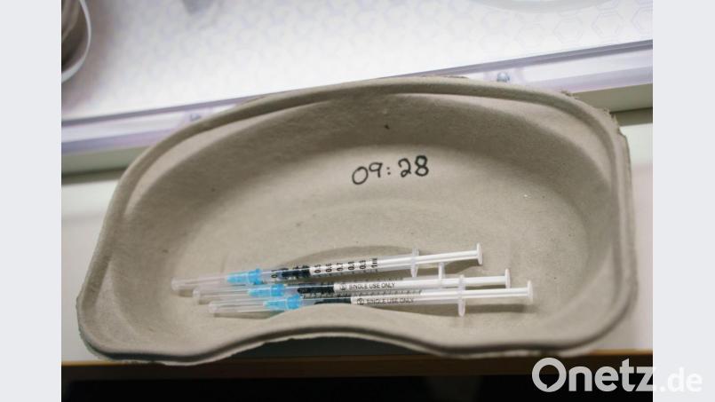 Als Mitarbeiterin eines Impfzentrums gab sich eine Betrügerin gegenüber einer Vilseckerin aus. Sie wollte der Frau aber keinesfalls eine Dosis des begehrten Vakzins verschaffen, sondern sich selbst eine schöne Summe Geld. Symbolbild: Frank Rumpenhorst/dpa