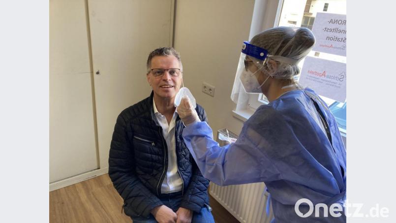 Auch Erster Bürgermeister Hermann Falk lässt sich regelmäßig testen. Inhaberin Carina Eichenseer (rechts) und ihre Mitarbeiter nehmen die Tests immer in kompletter Schutzausrüstung ab. Bild: Stadt Hirschau/exb