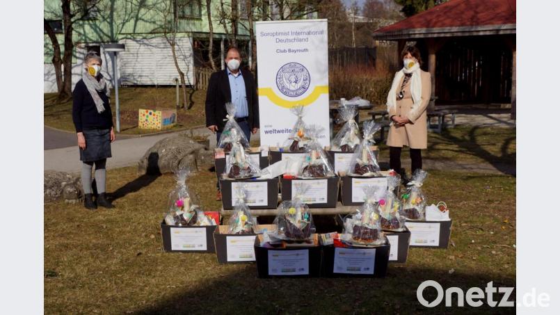 Zwölf große Oster-Kisten für die Kids des SOS-Kinderdorfes hatten Sportlehrerin Carmen Kröschel (links) und Präsidentin Ursula Schmack (rechts) bei ihrem Besuch dabei. Dorfleiter Holger Hassel sah in den Aktionen des Clubs eine große Wertschätzung der Arbeit der Einrichtung. Bild: bkr