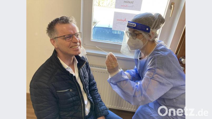 Bürgermeister Hermann Falk (links) nimmt regelmäßig das Angebot der Teststation an. Inhaberin Carina Eichenseer (rechts) und ihre Mitarbeiter nehmen die Proben in kompletter Schutzausrüstung ab. Bild: Stadt Hirschau/exb